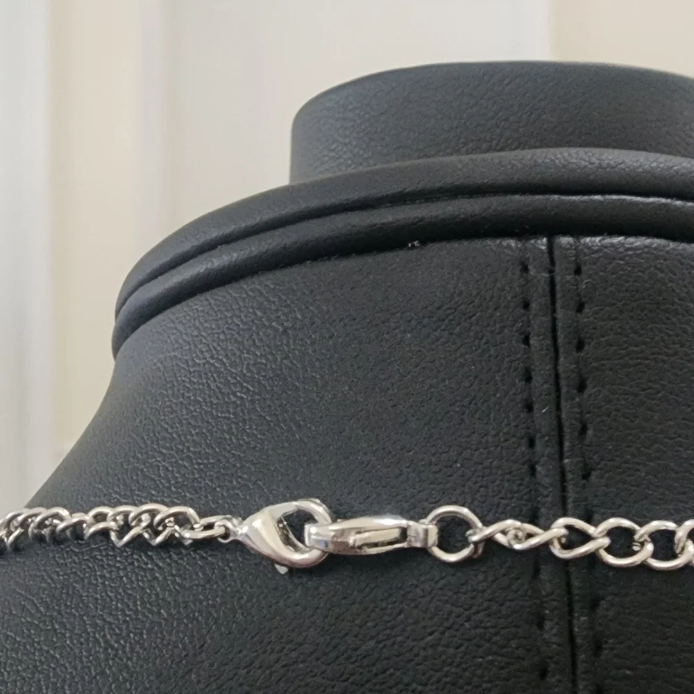 Elegant Silver Tone Chain Necklace‎ with Circular Pendant
